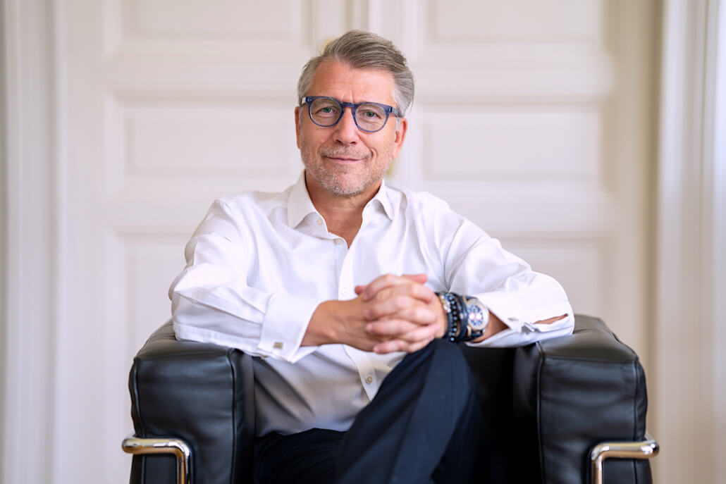 Felix Maria Arnet ist Institutsleiter und Geschäftsführer des Lilien Instituts in Wiesbaden. Er ist systemischer Paartherapeut, Fachtherapeut für Familiendynmaik (ISTUP), Berater und systemischer Coach (SG).